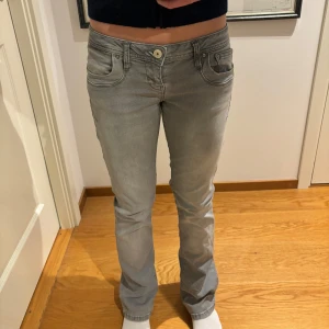Grå LTB Valerie jeans - Skitsnygga LTB Valerie jeans som är slutsålda överallt. Säljer pga att de är lite stora på mig. Lite slitna längst ner i kanten men absolut inget man märker 😊 Kontakta gärna för met information 🥰
