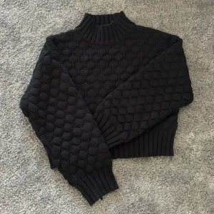 Svart stickadtröja - Svart ”bubblig” stickadtröja från Monki. Storlek small, sparsamt använd! Toppen skick!