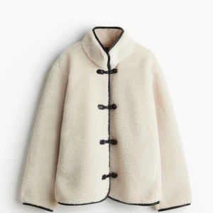 Vit jacka - Jättefin vit lurvig jacka ifrån H&M, slutsåld i storlek S på hemsidan🤍