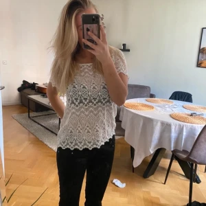Vit spetsblus - Säljer en superfin vit spetsblus med korta ärmar. Perfekt för sommardagar eller en festlig kväll. Passar bra till både jeans och kjol. Hör av dig vid intresse!