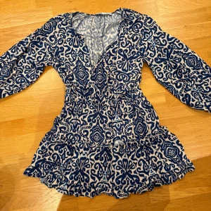 Klänning från Zara  - Klänning från Zara som inte kommer till användning längre tyvärr. Stl S men skulle säga att den är mer som en Xs💕