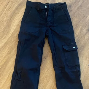 Svarta byxor  - Svarta jeans från Gina i storlek medium (M) super fint skick säljs ej längre 