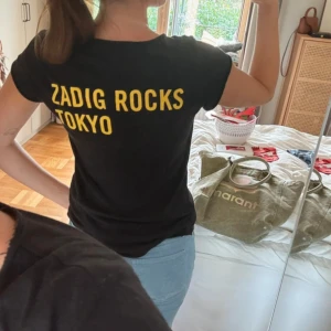 Zadig t-shirt storlek M - Svart t-shirt från Zadig med gult tryck i storlek M. Superfint skick