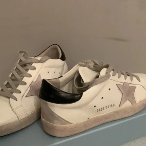 Golden goose - Tjena säljer nu mina golden goose för dom är för små dom är i storlek 41 dom är änvända lite men i nyskick ! Box och sånt finns ej  Pris kan diskuteras vid snabb och smidig affär !!