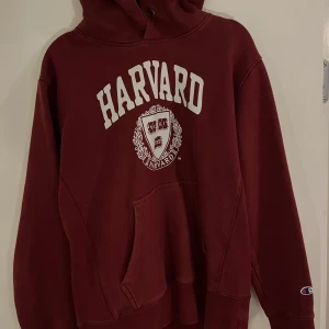 Champion hoodie  - Säljer en hoodie från champion då den är för liten, den är väldigt skön och nice att ha i vardagen  Storlek M  Pris 200