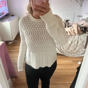 Stickad tröja - Jätte fin stickad tröja från H&M. Knappt använd så bra skick! Skriv vid frågor❤️