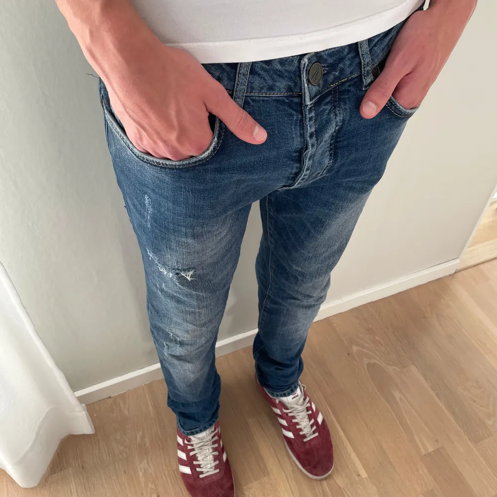 Sällsynta Goldgarn jeans med feta slitningar. Modellen på bilden är 183cm. Skriv vid funderingar 💬. Jeans & Byxor.