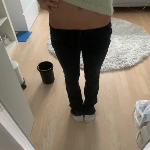 Only jeans LOW - As snygga low waist jeans som inte passar längre! Midjemått 36 cm och Innerbenslängden 79 cm🥰🥰Bra i skick förutom ett av benen som jag trampat sönder ( se sista bilden )