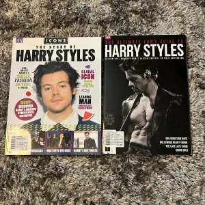 Harry stylas  - 2 Harry styles magasin i superfin skick! ”The story of Harry Styles” ”The Ultimate Fan’s Guide to Harry Styles” Båda är helt oanvända! 2 plancher kommer med!