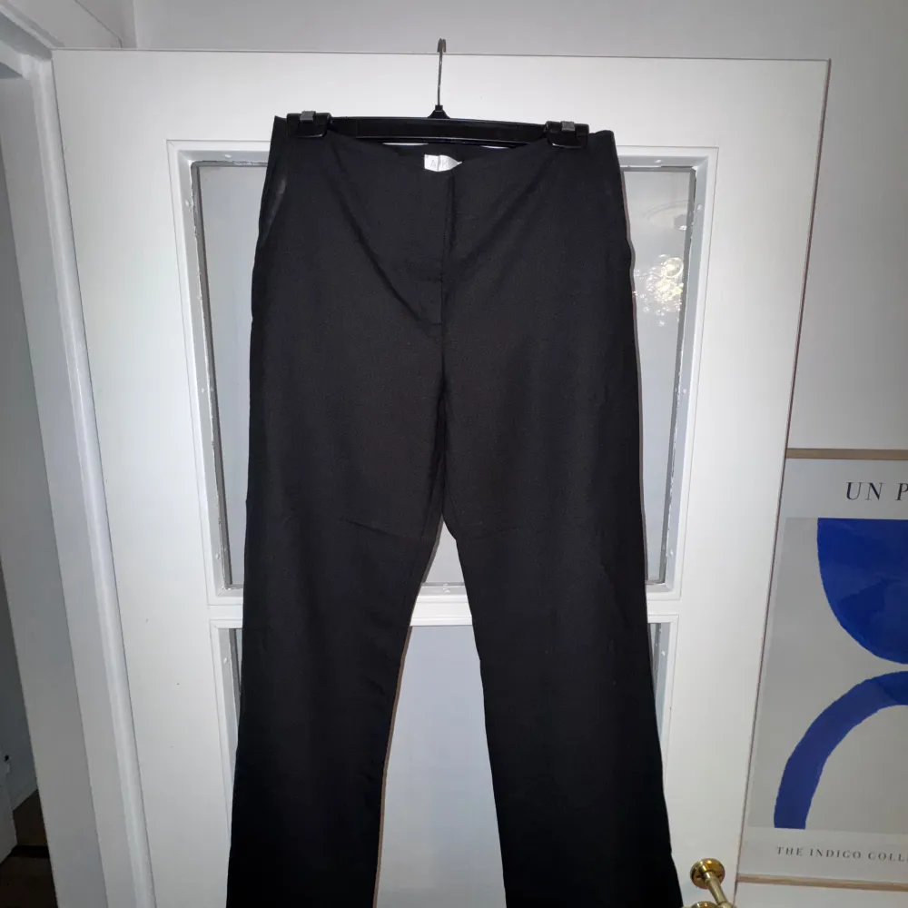 Kostymbyxor i ull från Arket. Endast provade hemma. Storlek 38. Säljer då jag tycker dem är för korta på mig. 176 cm lång. . Jeans & Byxor.