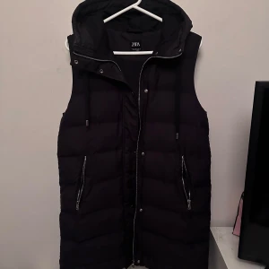 Lång väst från zara  - Jätte bra skick, har använt kanske 5 gånger passar jätte bra till höst  Storlek M