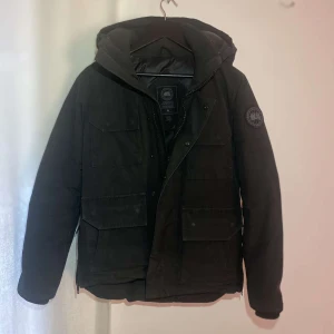 Canada Coose black label jacka - Säljer denna Canada Goose jackan. Skick 6/10 och har mycket kvar att ge. (Storlek S) Nypris 9999, köp för endast 4699. Perfekt nu inför vintern. Hör av dig vid frågor eller funderingar!