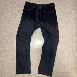 Vailent Jeans - Sjukt feta vailent jeans från carlings. Byxorna är lite missfärgade med det ger bara karaktär. Dom sitter straight legged. Tveka inte på att fråga något