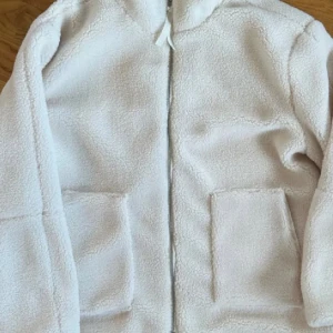 Teddyjacka  - Säljer denna fina Teddyjacka som tyvärr var för liten för mig. Köpt här på Plick. 