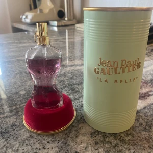 La Belle - Parfym från Jean Paul Gaultter i doften La Belle. Köpt för ca 10 månader sedan men inte använt mycket alls utav den. Storlek 30ml 🩷