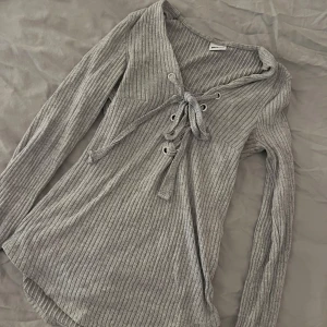 tröja v ringad knyte stl S - Grå v ringad tröja med knyte fram, fint skick stl S från gina tricot 🩶