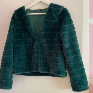 Fluffig jacka från Gina - Pälsliknande jacka från Gina i en jättesöt grön färg. Knappt använd och ser helt ny ut💕