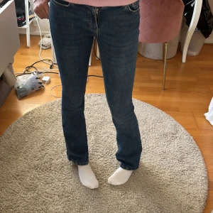 Lågmidjade jeans - Säljer dessa lågmidjade jeans från gina Tricot i storlek 34 då dom inte kommit till någon användning💕