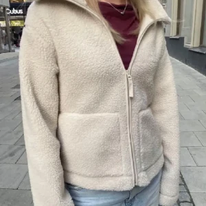 Teddy H&M Jacka - Superfin och slutsåld teddy jacka från h&m! Den är helt ny!!💗💗