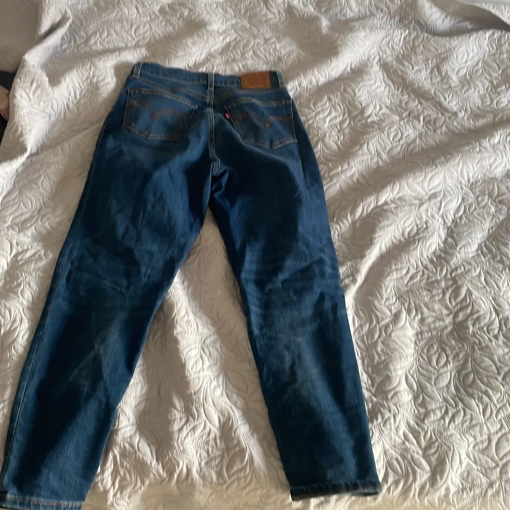 Säljer dessa nya Levis jeans för 500kr. Priset kan diskuteras. Det finns inga defekter. Man kan sy om dom till lågmidjade eller klippa till kjol.. Jeans & Byxor.