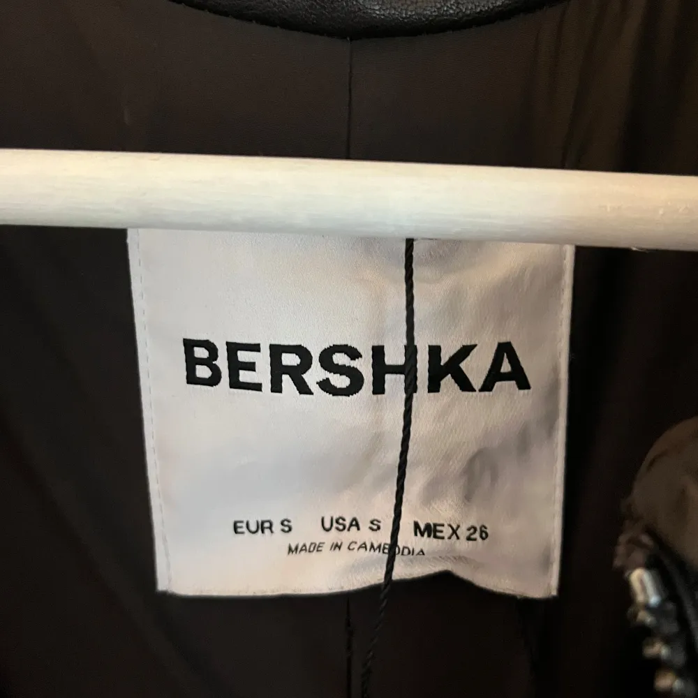 Läderjacka från bershka i storlek s, i färgen brun, perfekt till hösten.  Skriv för fler frågor!. Jackor.