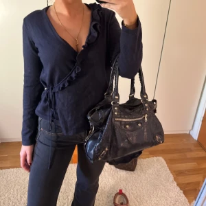 Omlott topp - Super snygg omlott topp med detaljer💕💕går att reglera strl själv! 