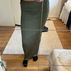 Kjol - Långkjol, är ca 173 så når ända ner!💕😊