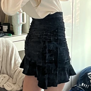 Asymmetrisk kjol - Svart asymmetrisk kjol i velvet material med glitter, perfekt till högtider och nyår💕