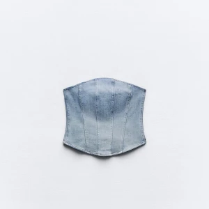Jeans korsett från Zara - Snygg slutsåld jeans korsett från Zara i en ljusblå tvätt. Topp är i storlek S och är oanvänd, har lappar kvar💗