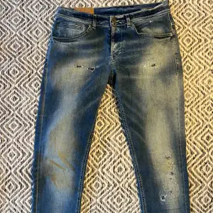 Tjena! Säljer nu ett par tvär feta Dondup Jeans! | Skick 9/10 bra! | Nypris 3500kr | Mitt pris 999kr | Kom pm vid frågor eller funderingar! | Postas eller möts upp i Gävle!