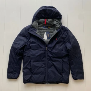 Ralph lauren jacka (helt ny) - Tja säljer nu denna helt sprillans nya Ralph lauren jackan! Jackan är i storlek M! Jackan är helt sprillans ny med tags på! Nypris 4295kr! Raffe påse medföljer!Går att packa ihop genom fickan! Skriv vid frågor eller bilder! Vid snabbaffär=bättre pris