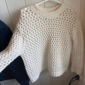 Vit stickad tröja med hål i - Säljer en superfin vit stickad tröja från Rita Ora x Primark. Den har ett snyggt hålmönster. Tröjan är i storlek XS 