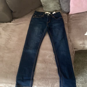 Levis jeans - Mycket bra skick. Använda fåtal gånger. Pris kan diskuteras 