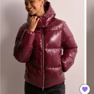 Nelly pufferjacka  - Säljer denna väldigt populära jackan från Nelly i stl S. Helt ny och aldrig använd med prislapp kvar, endast bra bud ❤️
