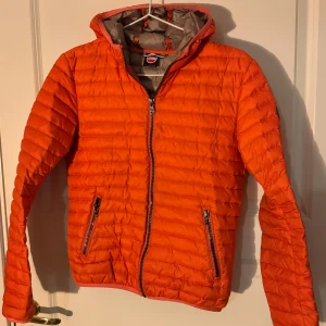 Colmar jacka - Använt en del Skick 7/10 Storlek: 12y, 154cm 