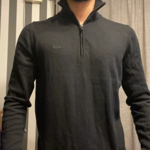 ❗️PRIS KAN DISKUTERAS❗️Hugo half zip 300kr storlek S - En skön men stilren Hugo half zip som passar till alla möjliga tillfällen