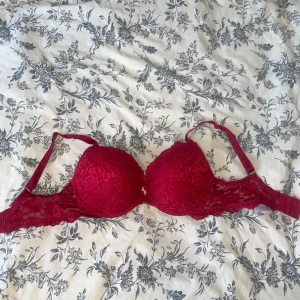 röd bh - röd bh från cubus, knappt använd, storlek 75D