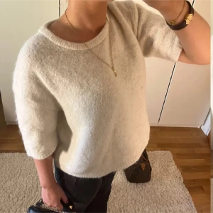 Vit stickad kortärmad  - Så fin topp!!💕💕 jätte bra material!! Tror den är från Other stories
