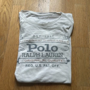 Ralph lauren t shirt - Riktigt snygg Ralph lauren t shirt med vintage tryck, skick 9/10 . Strl M passar även S . Pris: 299 kr . Vid frågor och funderingar skicka ett meddelande🙌