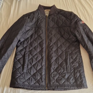 Bomberjacka  - Quiltad Lexington-bomberjacka. Storlek M, marinblå färg, använt den några gånger men den är fortfarande i riktigt bra skick. 