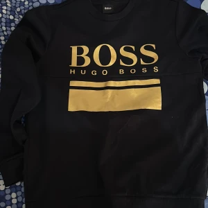 Hugo boss tröjor  - Bra skcik, knappast använda  Den blåa för 700 och den svarta för 500kr Pris går att diskutera om