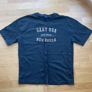 Gant oversized junior T-shirt  - Gant T-shirt i oversize stil och i mycket fint skick. Knappt använd. Junior stl 170. Passar även som en S. 