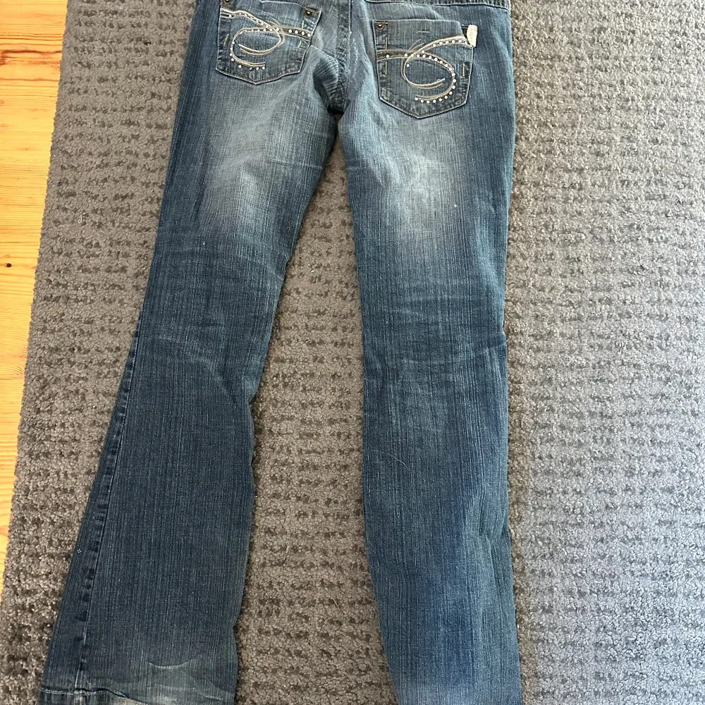 Säljer mina as snygga jeans dom är väldigt lågmidjade och bootcut! Dom är i storlek w25/26. Dom är lagade hos skräddare 1 gång❤️ Jag köpte jeansen för 1800kr❤️ lägg gärna prisförslag!. Jeans & Byxor.