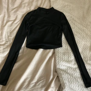 Topp svart - Snygg svart topp, aldrig använd!
