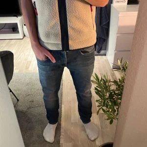 Replay jeans  - Replay jeans- anbass  Strl 31/30 Skick 8/10, slitningar förekommer (se bilderna ovan) Ett par schyssta stretchiga jeans som passar perfa till höst och vinter! Skriv för fler frågor! 