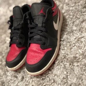 Jordan 1 (Low) - Tjenare! Säljer dessa snygga jordan 1 eftersom att jag inte använder dem så mycket 🥲 Jag har tyvärr inte boxen kvar men skicket är en stabil 10 🔥 Nypris: Ca 1600kr Hör av dig vid minsta frågor👍