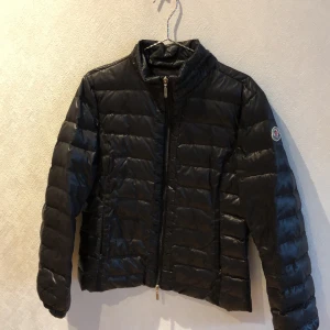 Moncler jacka  - Har fått den så vet ej om den e äkta eller ej. Finns ett litet hål inne i ena fickan som lätt kan sys ihop