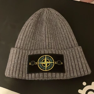 Stone Island Mössa - En helt oanvänd mössa, jag själv har provat den två gånger enbart. Säljes pga att jag inte kan ha mössa, priset är prutbart 