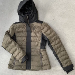 8848 Skidjacka - 8848 ANOESJKA W SKIDJACKA VIND- OCH VATTENAVVISANDE VÄRMANDE PRIMALOFT®-VADDERING 4-VÄGSSTRETCH SNÖLÅS I MIDJAN OCH JUSTERBARA ÄRMAVSLUT