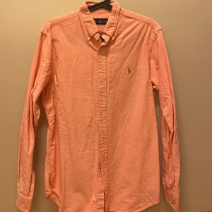 Ralph Lauren Oxfordskjorta - Ralph Lauren oxfordskjorta i fint skick! Inga fläckar eller andra skador.  Storlek: M Färg: Korall